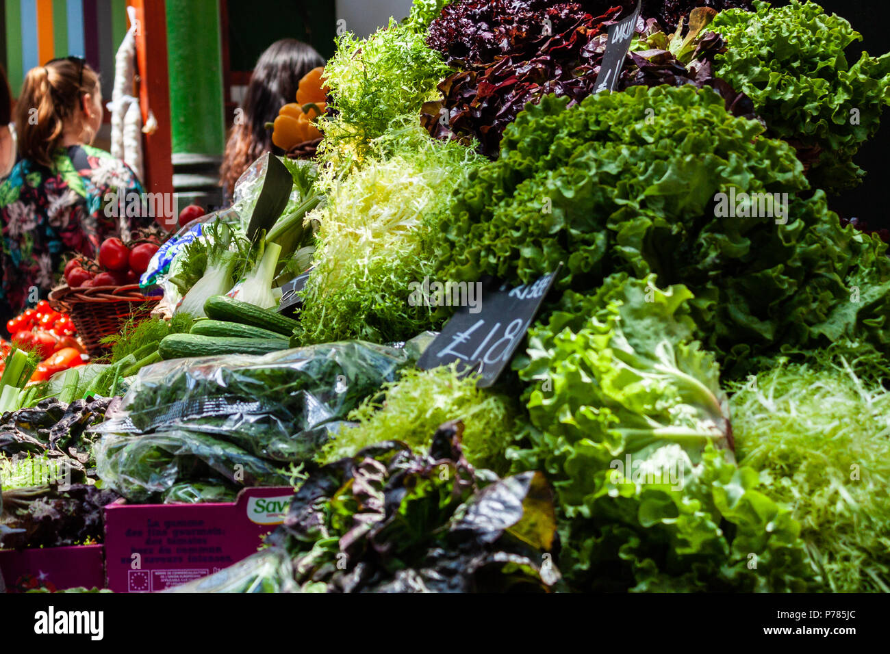 Ortaggi venduti in un mercato locale Foto Stock