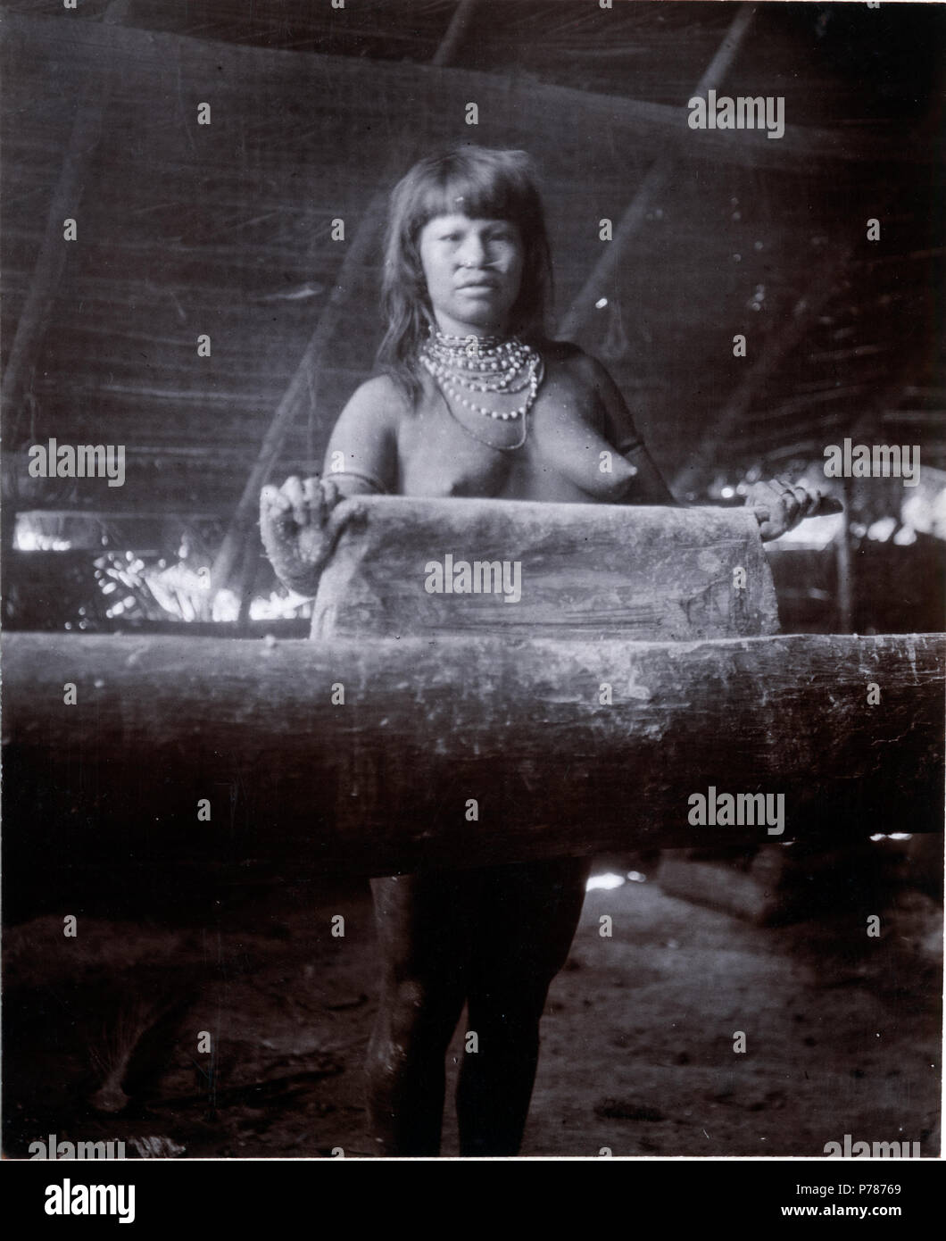 25 Chacobo; kvinna, malande majs. En nerhyvlad trädstam fungerar som bord (ant.sk). Gran Chaco - SMVK - 0072.0070 Foto Stock