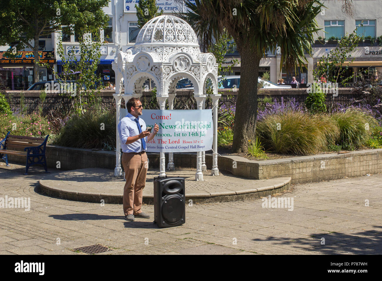 2 luglio 2018 un predicatore di strada che dichiara la buona novella della salvezza attraverso la sola fede in Gesù Cristo in Sunken Gardens Bangor Irlanda del Nord Foto Stock