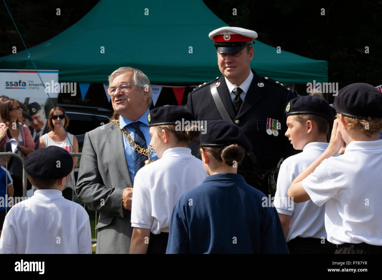 Sindaco di Hastings, cllr Nigel Sinden (sinistra), parlando a un evento per le forze armate di giorno, Hastings, east sussex, Regno Unito Foto Stock