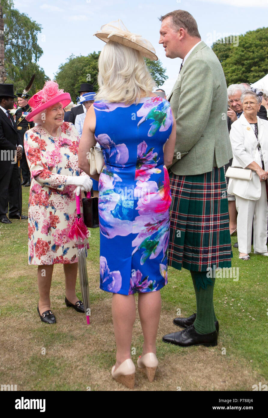 Queen Elizabeth II soddisfa ex Scozia ruby player Doddie Weir e sua moglie Kathy Weir durante una festa in giardino presso il Palazzo di Holyroodhouse di Edimburgo. Foto Stock