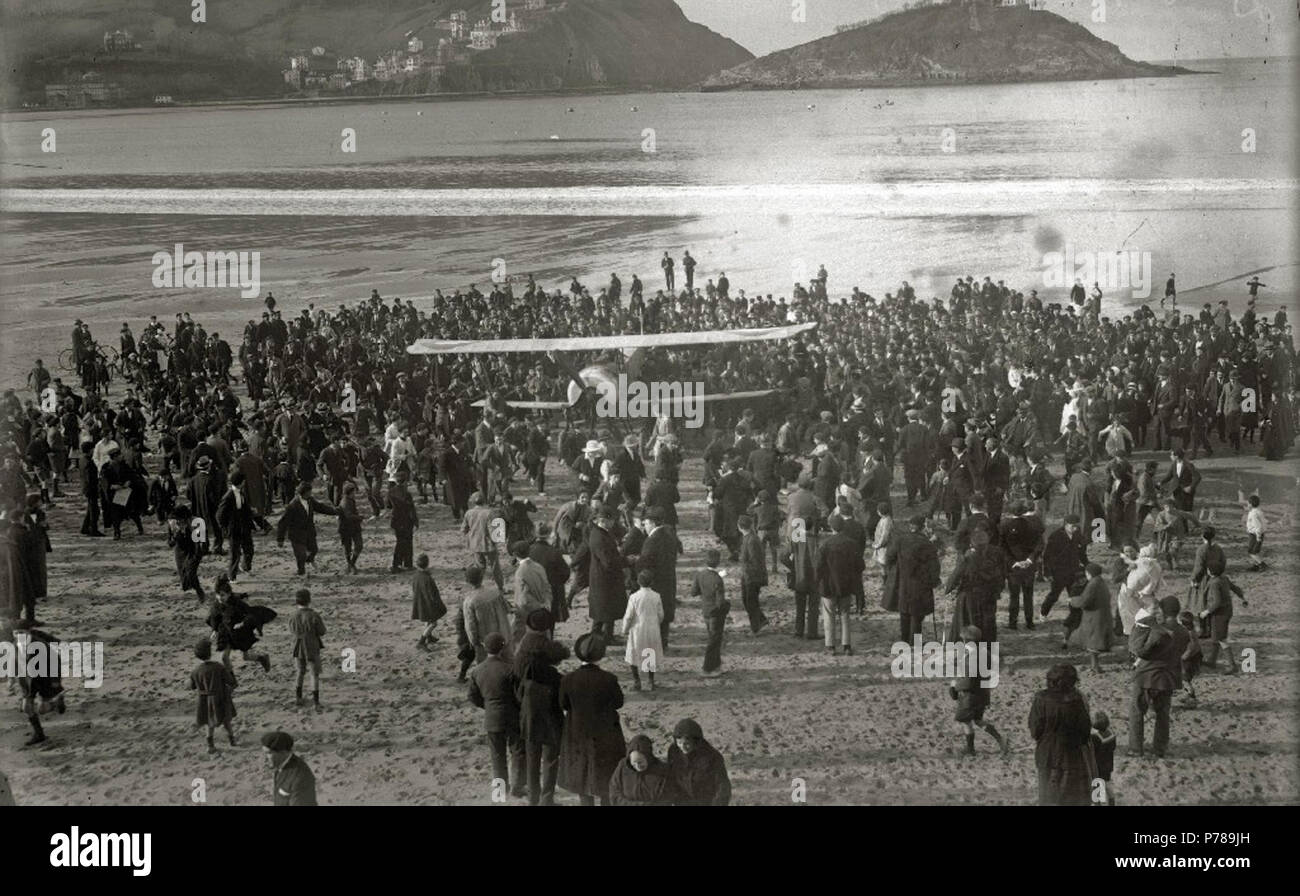 27 El aviador frances Jean Bouyersin aterrizó en la playa de la Concha una consecuencia de n.a. avería (2 de 2) - Fondo Car-Kutxa Fototeka Foto Stock