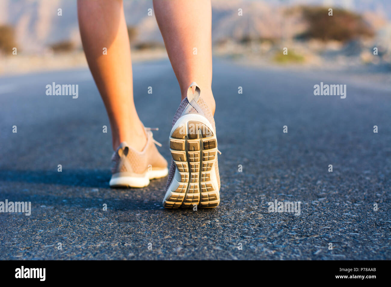 Esecuzione femminile nel deserto a basso angolo di visione Foto Stock