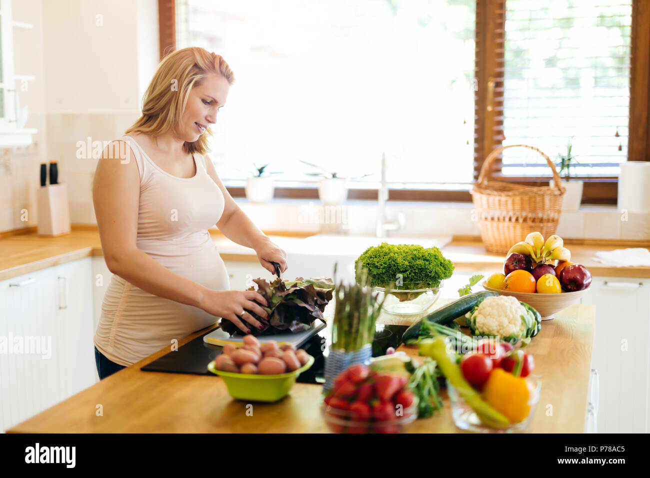 Bella donna incinta la preparazione di pasto Foto Stock