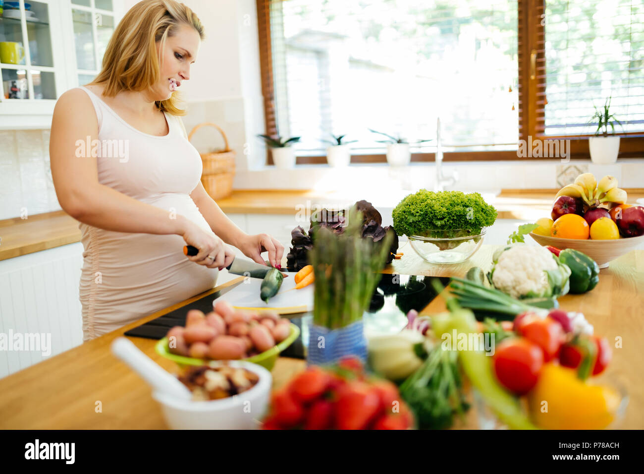 Bella donna incinta la preparazione di pasto Foto Stock
