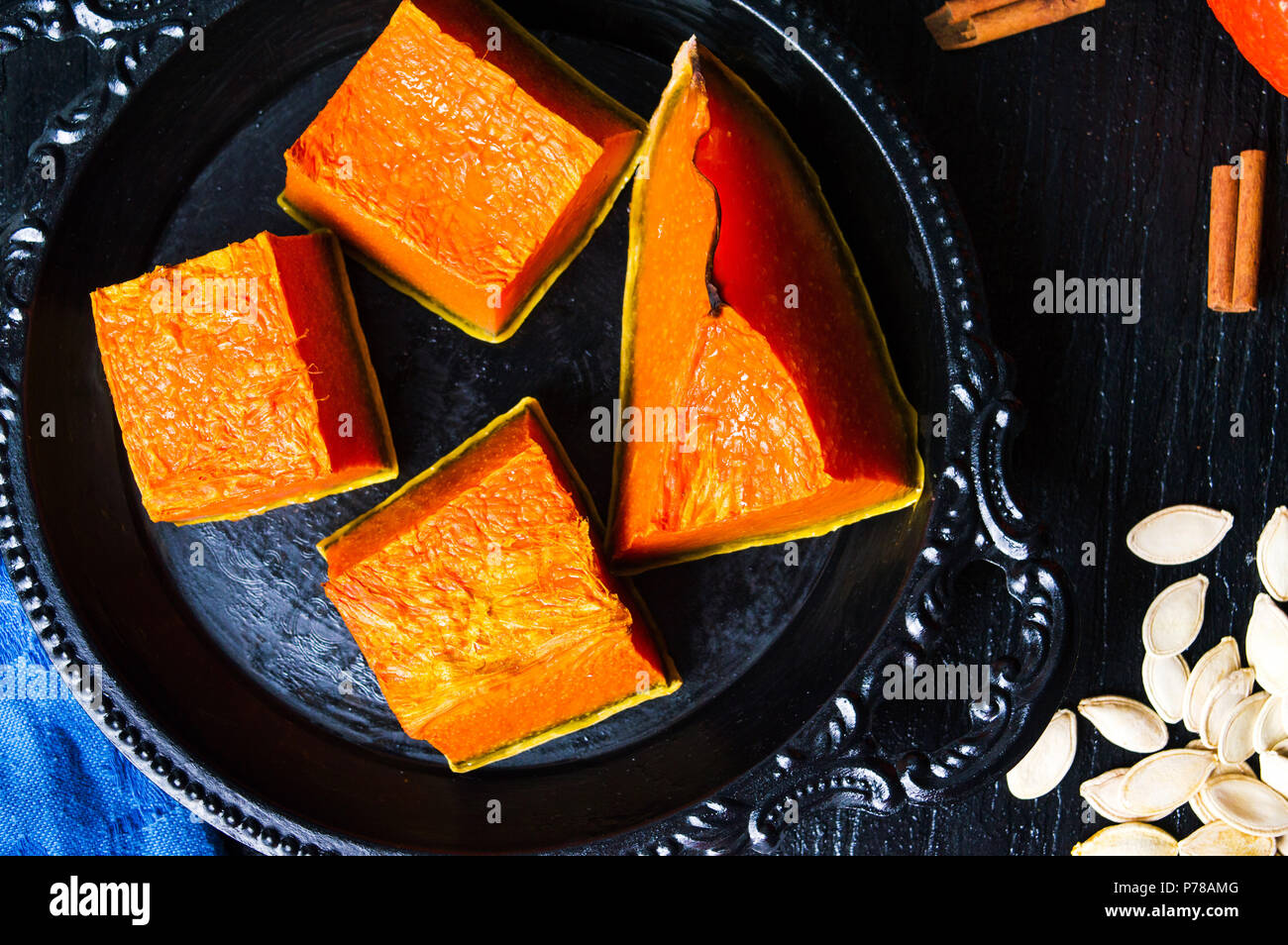 Tostate fette di zucca su una piastra scuro, snack sani Foto Stock