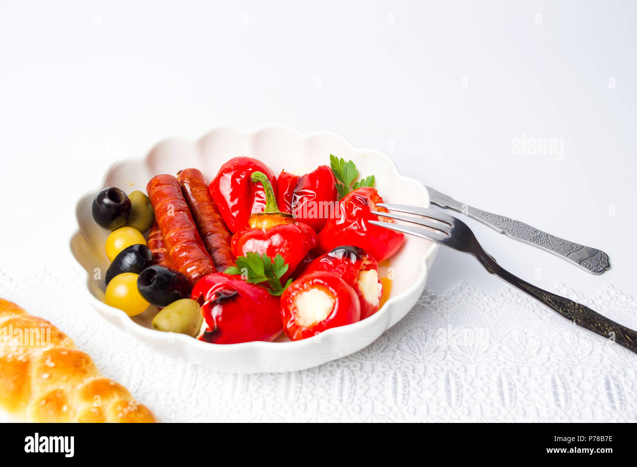 Peperoncini ripieni di formaggio e salsicce fritte Foto Stock