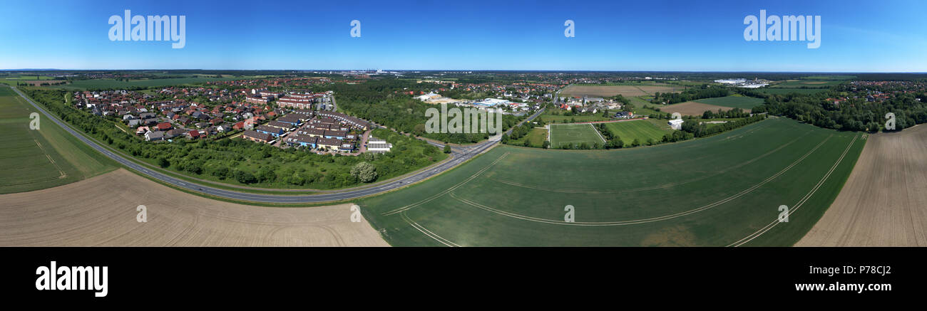 Alta risoluzione panorama di campi, prati e un piccolo villaggio nel nord della Germania, vista aerea, fatta con drone Foto Stock