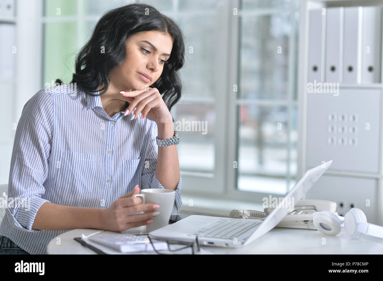 Donna con notebook Foto Stock