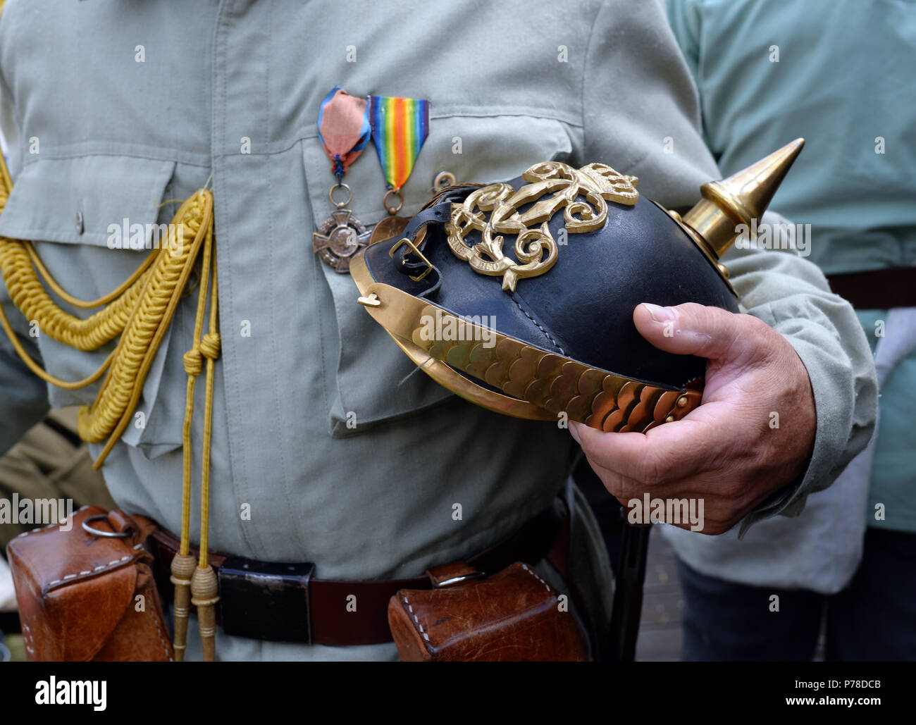 Prima Guerra Mondiale soldato tenendo un casco a spilli Foto Stock