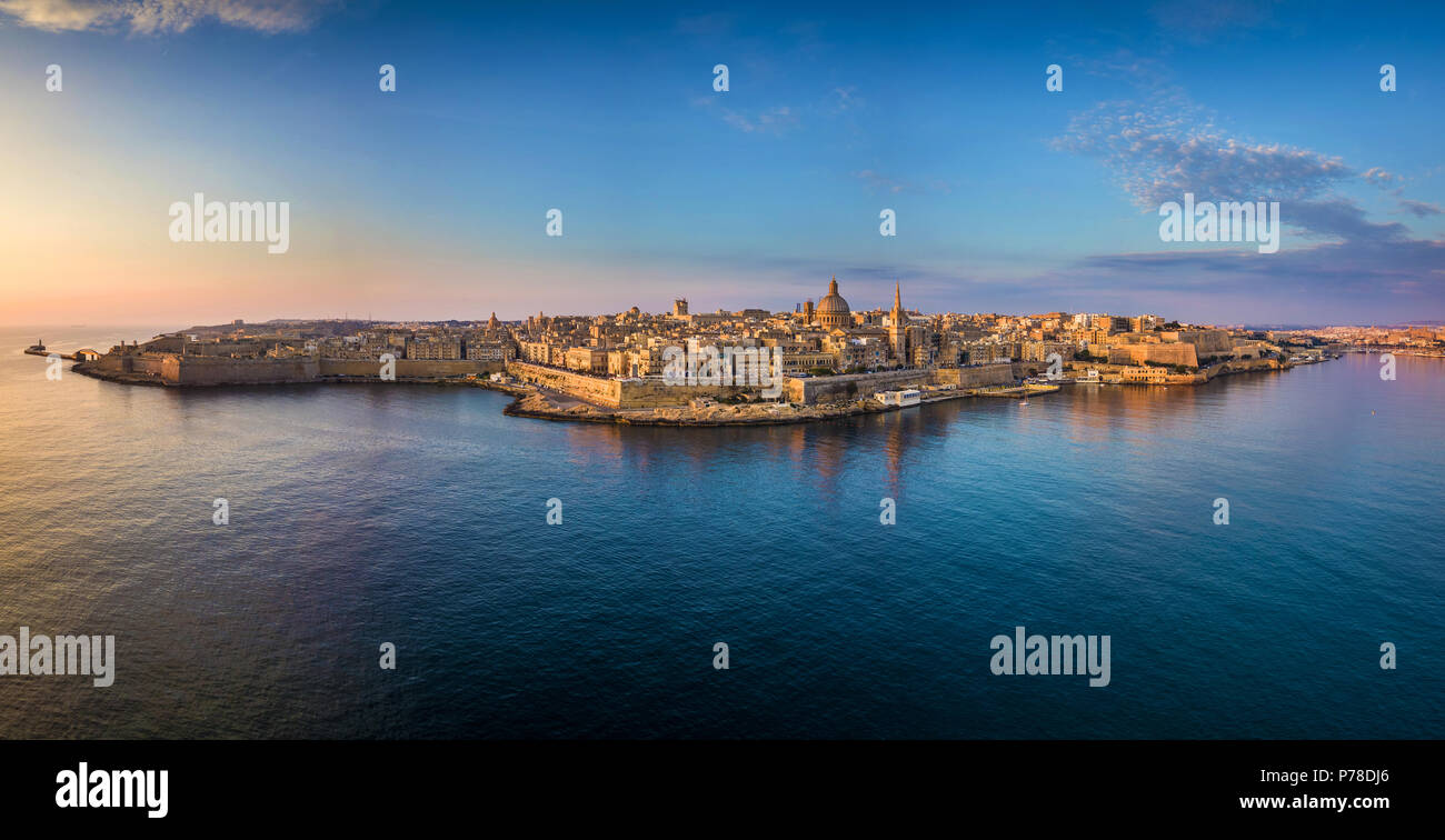 La Valletta, Malta - Antenna skyline panoramico di La Valletta a sunrise di Nostra Signora del Monte Carmelo e la chiesa di San Paolo Cattedrale Anglicana Foto Stock