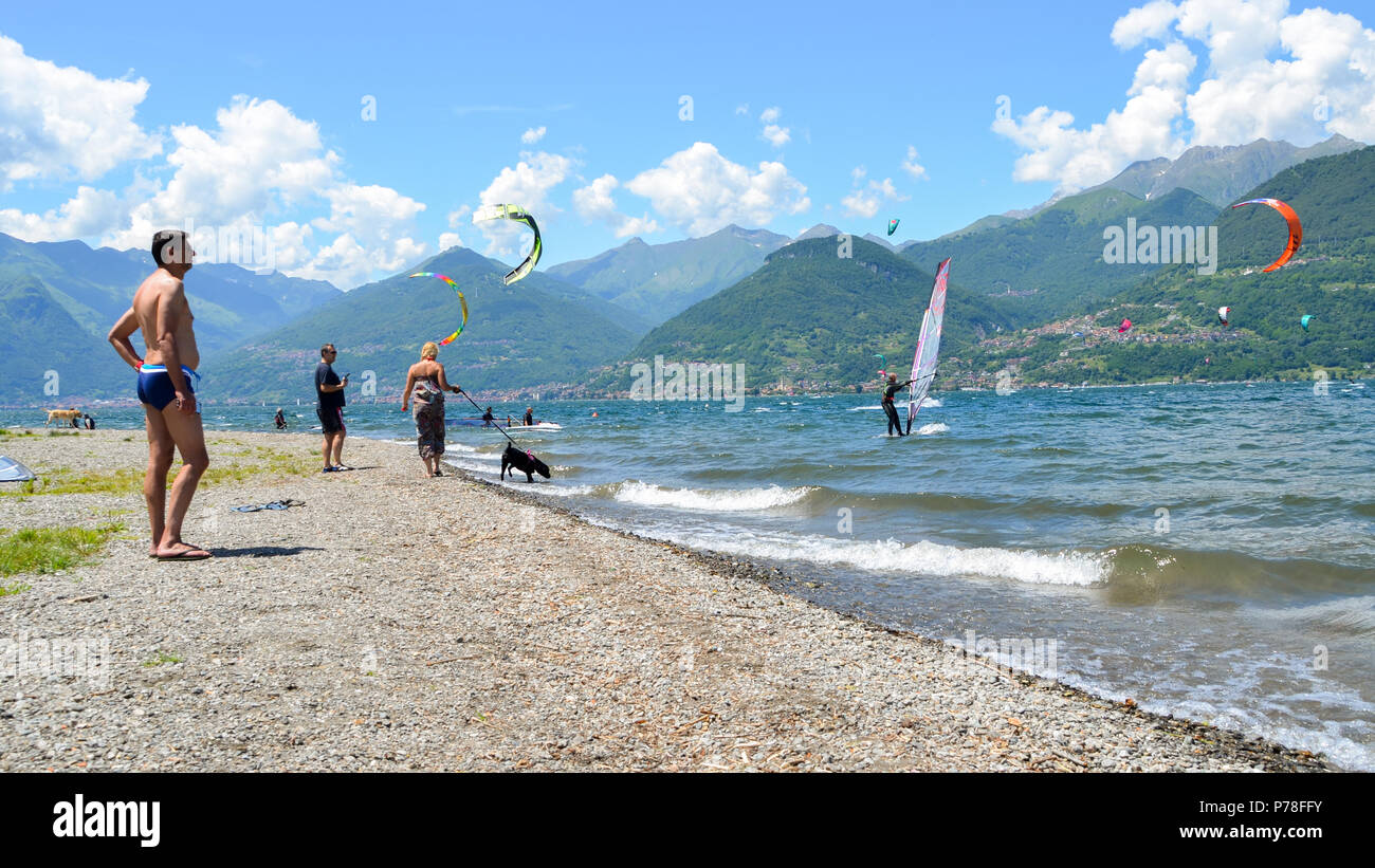 Il lago di Como, Italia - Giugno 9th, 2018: Docente e gli studenti di indossare muta in acqua fredda del Lago di Como ad apprendere come windsurf su una bella somma Foto Stock