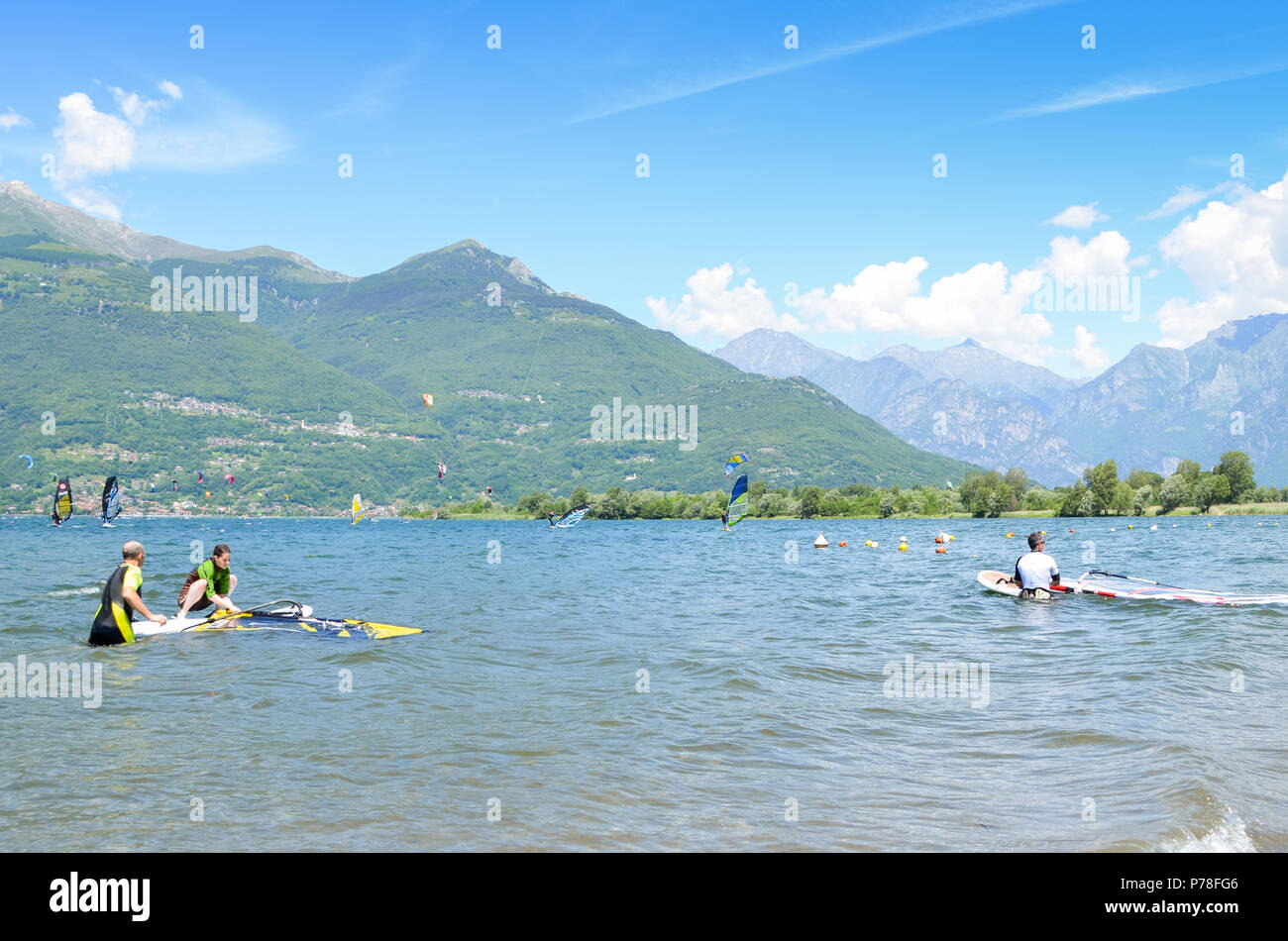 Il lago di Como, Italia - Giugno 9th, 2018: Docente e gli studenti di indossare muta in acqua fredda del Lago di Como ad apprendere come windsurf su una bella somma Foto Stock