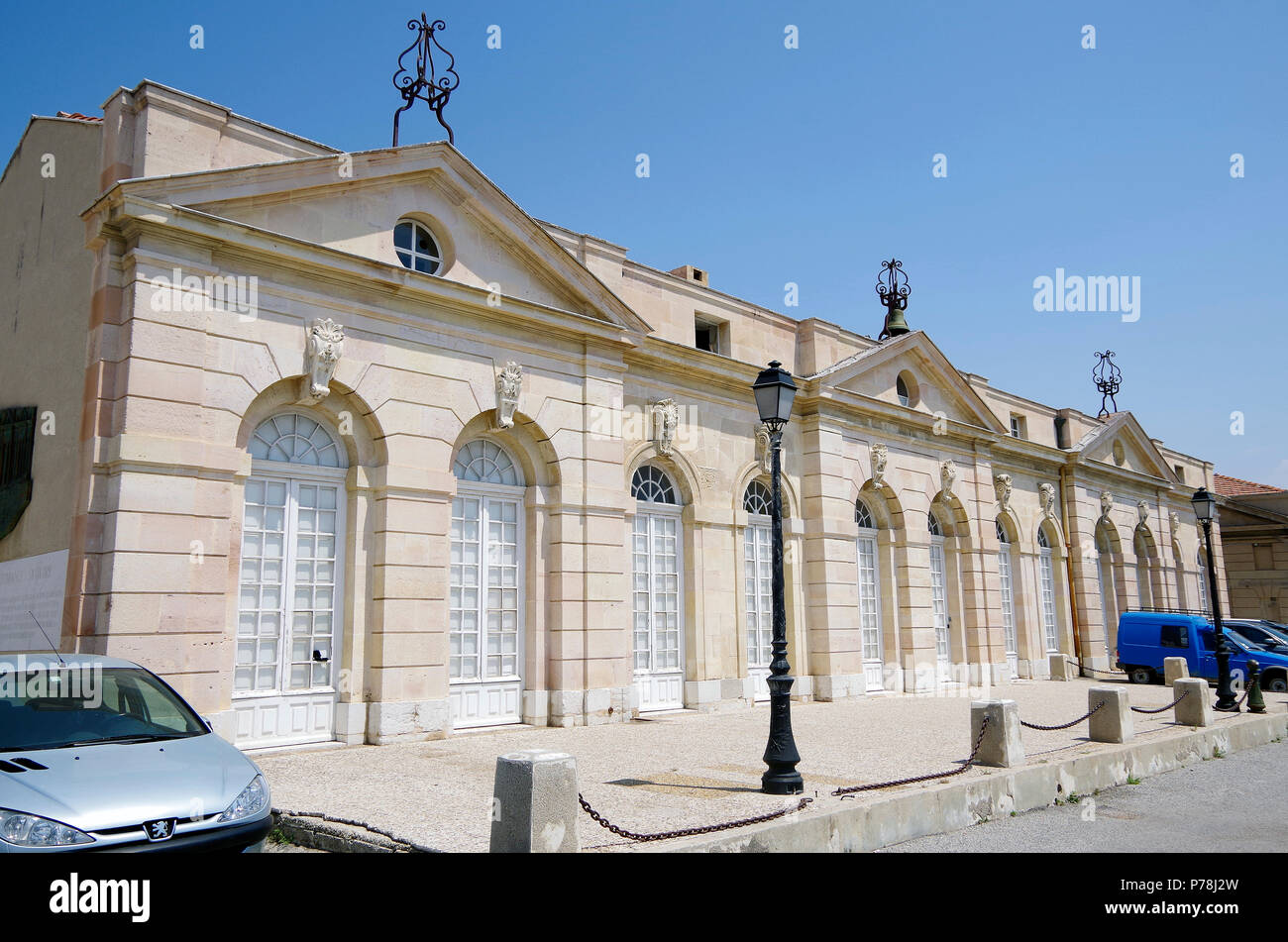Uno dei due vicino a edifici identici in prossimità dell'ingresso al porto vecchio, Marsiglia, un elegante stile neo classico edificio Foto Stock