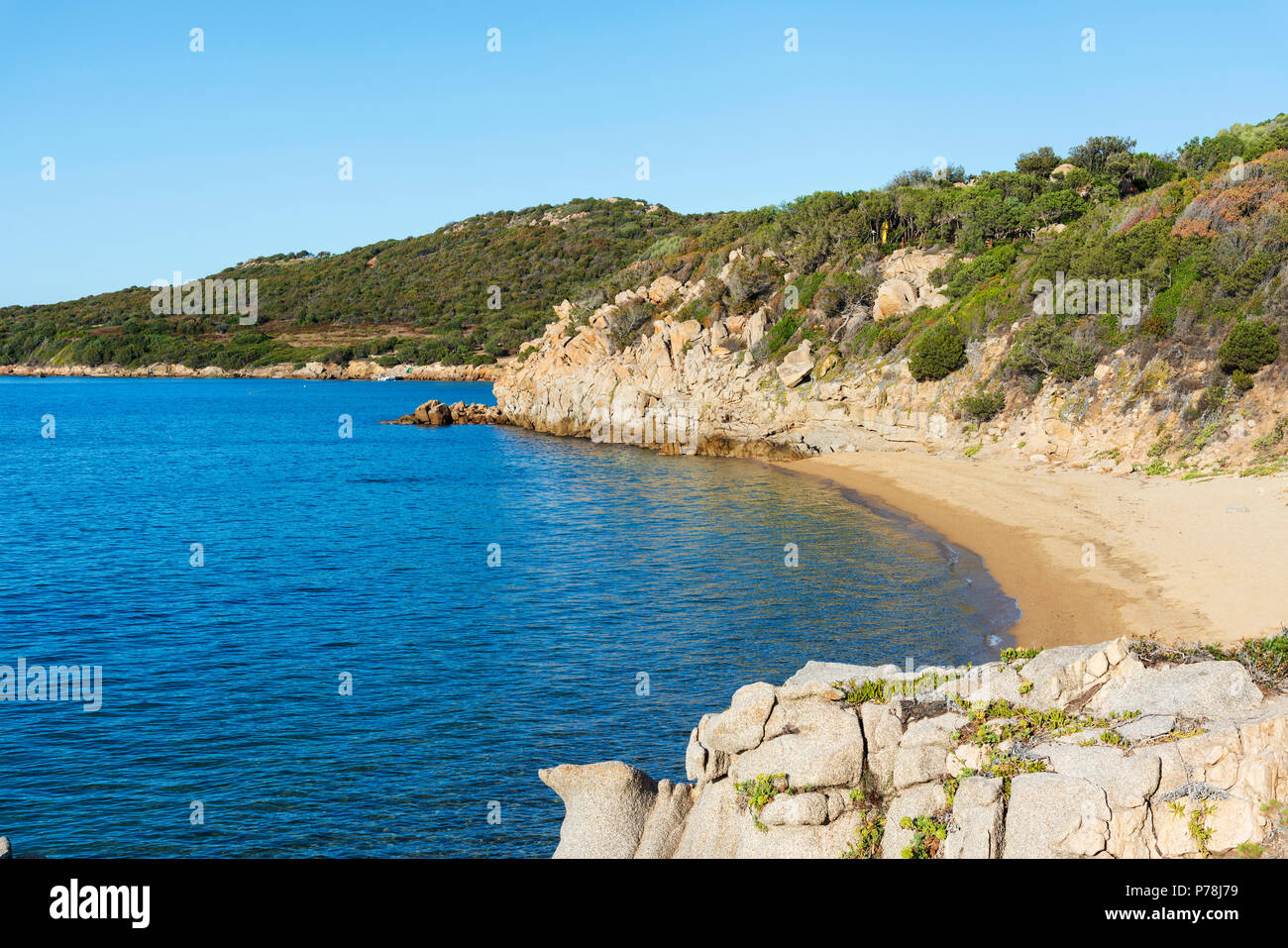 Una vista delle peculiari formazioni rocciose di Cala Ginepro spiaggia, nella famosa Costa Smeralda, Sardegna, Italia Foto Stock
