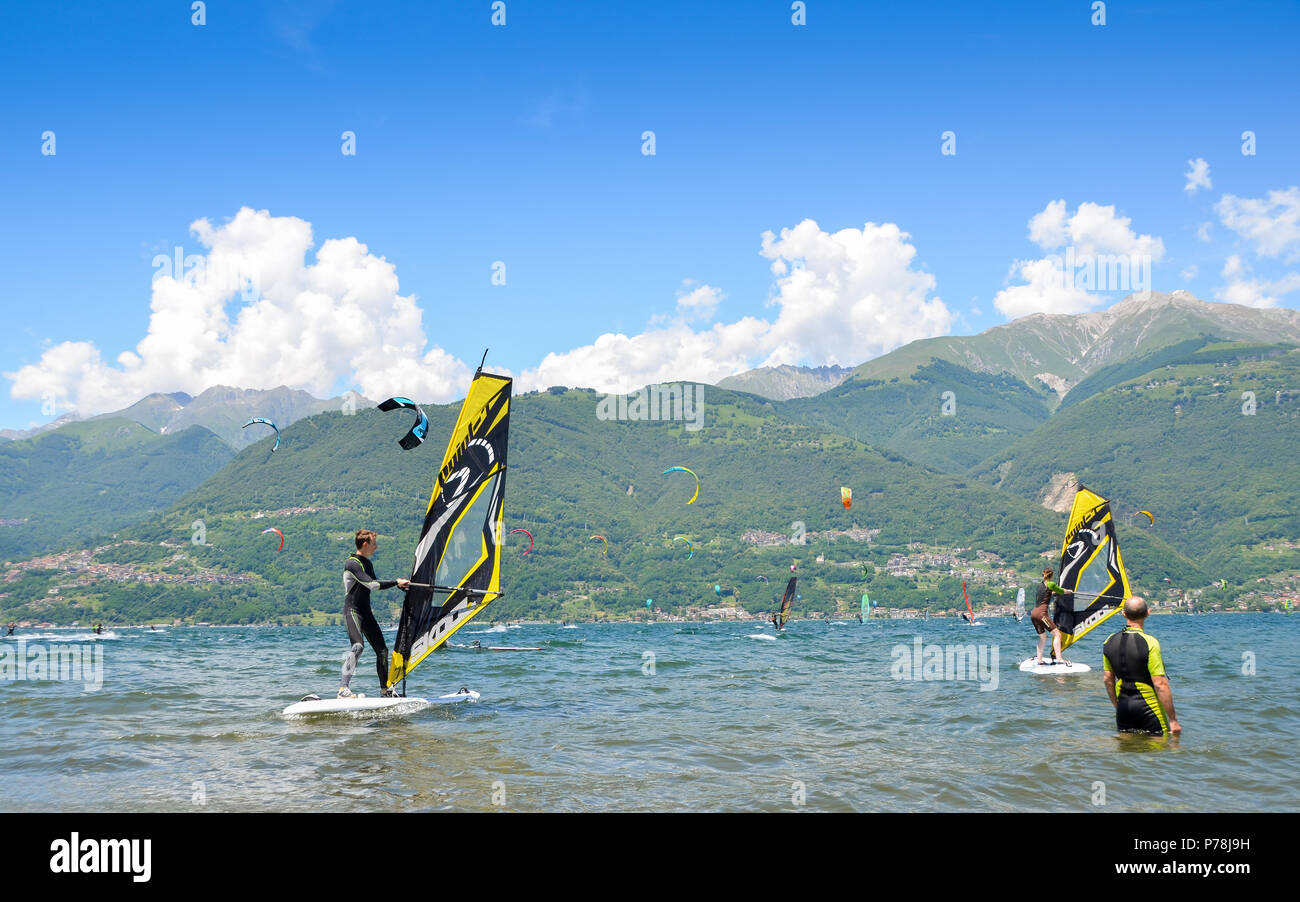 Il lago di Como, Italia - Giugno 9th, 2018: Docente e gli studenti di indossare muta in acqua fredda del Lago di Como ad apprendere come windsurf su una bella somma Foto Stock