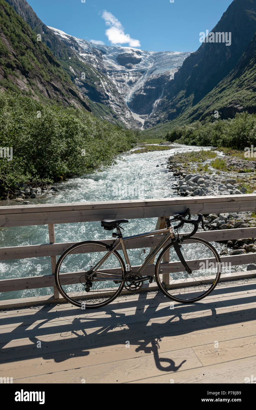 Van Nicholas ciclo di titanio sotto il ghiacciaio Jostedalsbreen, Norvegia Foto Stock