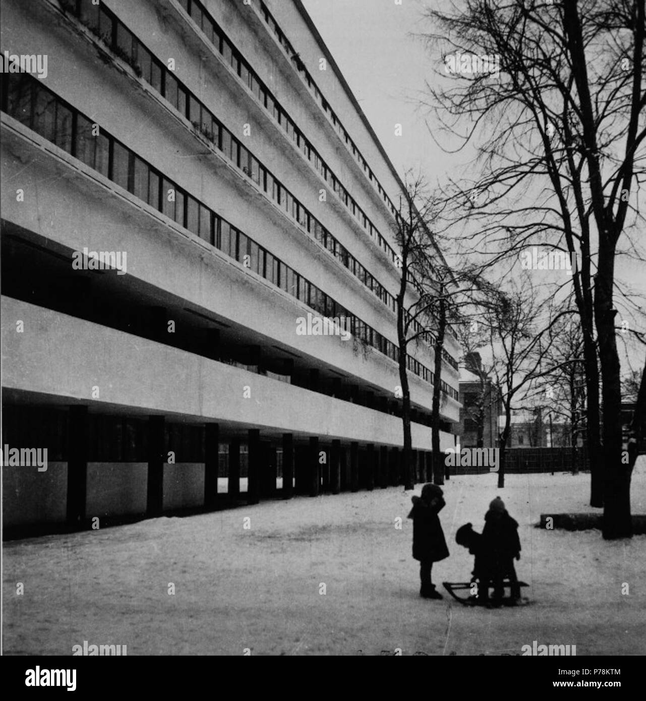 Inglese: Edificio Narkomfin (Architetti: M. Ginzburg, I. Miljutin) fotografato da Robert Byron durante gli anni Trenta . 1930 43 Narkmomfinfoto2 Foto Stock