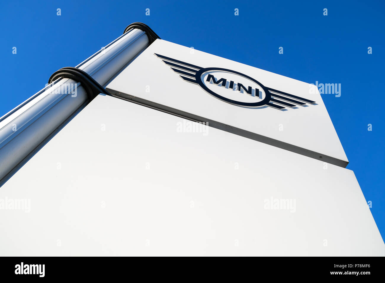 Concessionaria Mini segno contro il cielo blu. Mini è un British automotive marque, di proprietà di BMW dal 2000, e da loro utilizzata per una vasta gamma di piccole vetture. Foto Stock