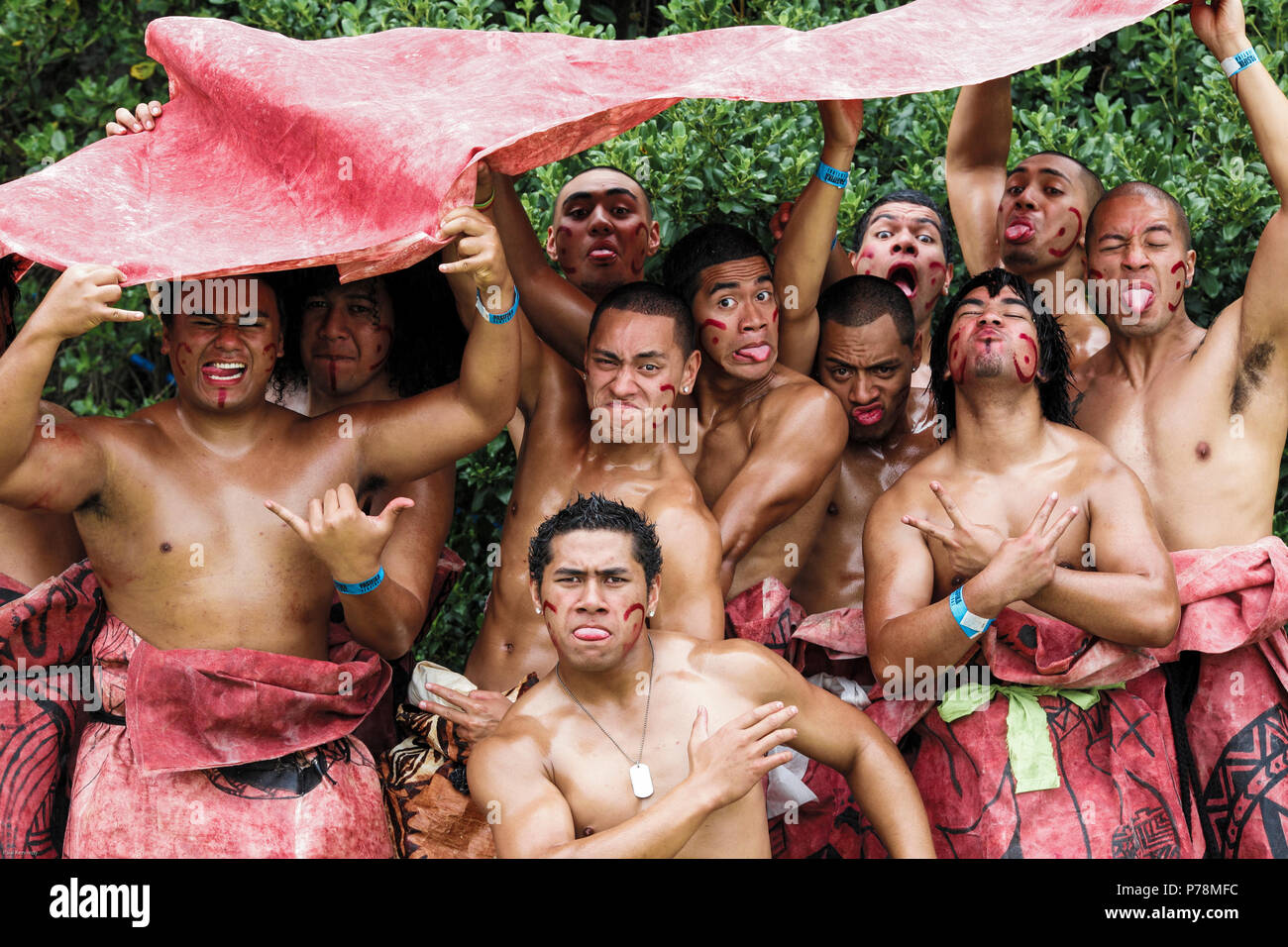 Tongan gruppo culturale che posano per una foto divertente a Pasifika Festival a Auckland, Nuova Zelanda Foto Stock