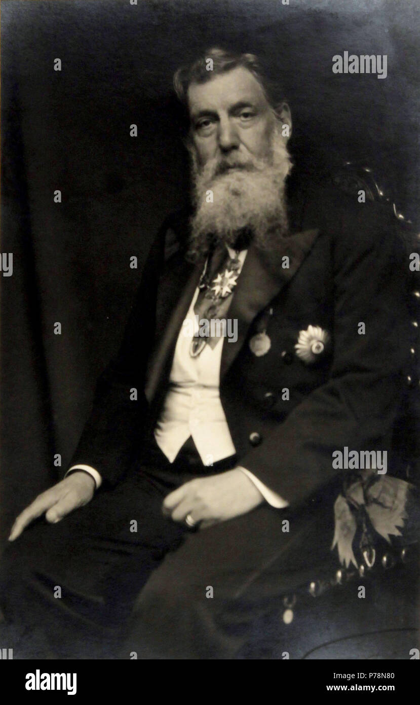 3 António Teixeira Lopes com un condecoração da Grã-Cruz de Santiago de Espada Foto Stock