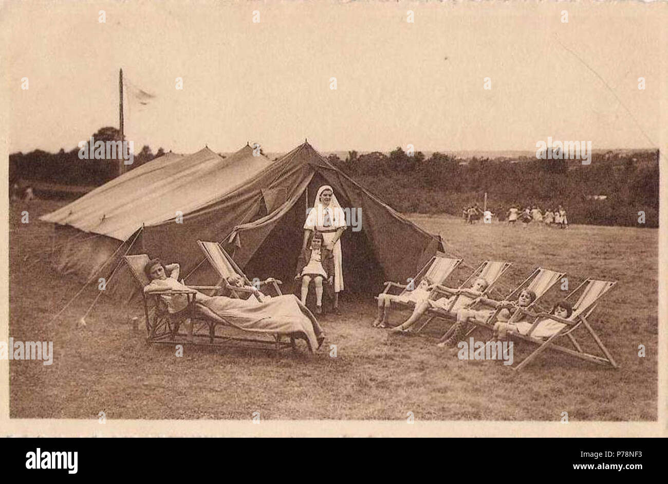 Français : Stazioni de plein air. La Croix Rouge organizzare le operazioni di pronti contro termine bienfaisant. (Charleroi) . 12 agosto 2013, 23:04:43 4 Charleroi 1945 stazioni de plein air. La Croix Rouge repos bienfaisant. Foto Stock