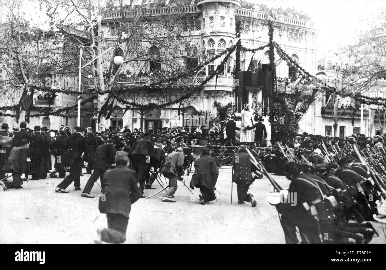 Sant Feliu de Guixols. Misa de campaña y jura de bandera en el Paseo Marítimo. Años 1910. Foto Stock