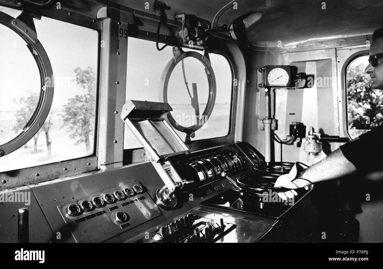Interior de la cabina de mandos de una locomotora eléctrica. Años 1950. Foto Stock