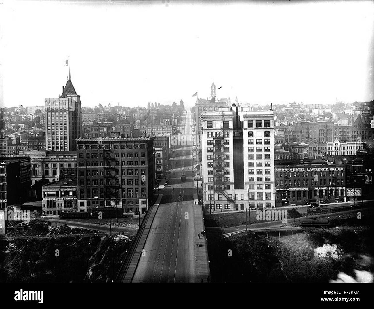 . Inglese: Xi San dalla città per via navigabile, Tacoma, Washington, ca. 1916 . Inglese: Guardando verso sud, mostra Tacoma edificio a destra, Perkins edilizia e immobiliare nazionale edificio a sinistra. Soggetti (LCTGM): strade--Washington (stato)--Tacoma; imprese--Washington (stato)--Tacoma; Hotel--Washington (stato)--Tacoma soggetti (LCSH): undicesima Street (Tacoma, Washington); Tacoma edificio (Tacoma, nello Stato di Washington; National Realty edificio (Tacoma, Washington); Perkins edificio (Tacoma, Washington); Hotel Lawrence (Tacoma, Washington); Tacoma (Washington)--edifici, strutture, ecc. . Circa 1916 1 11th St dal Foto Stock
