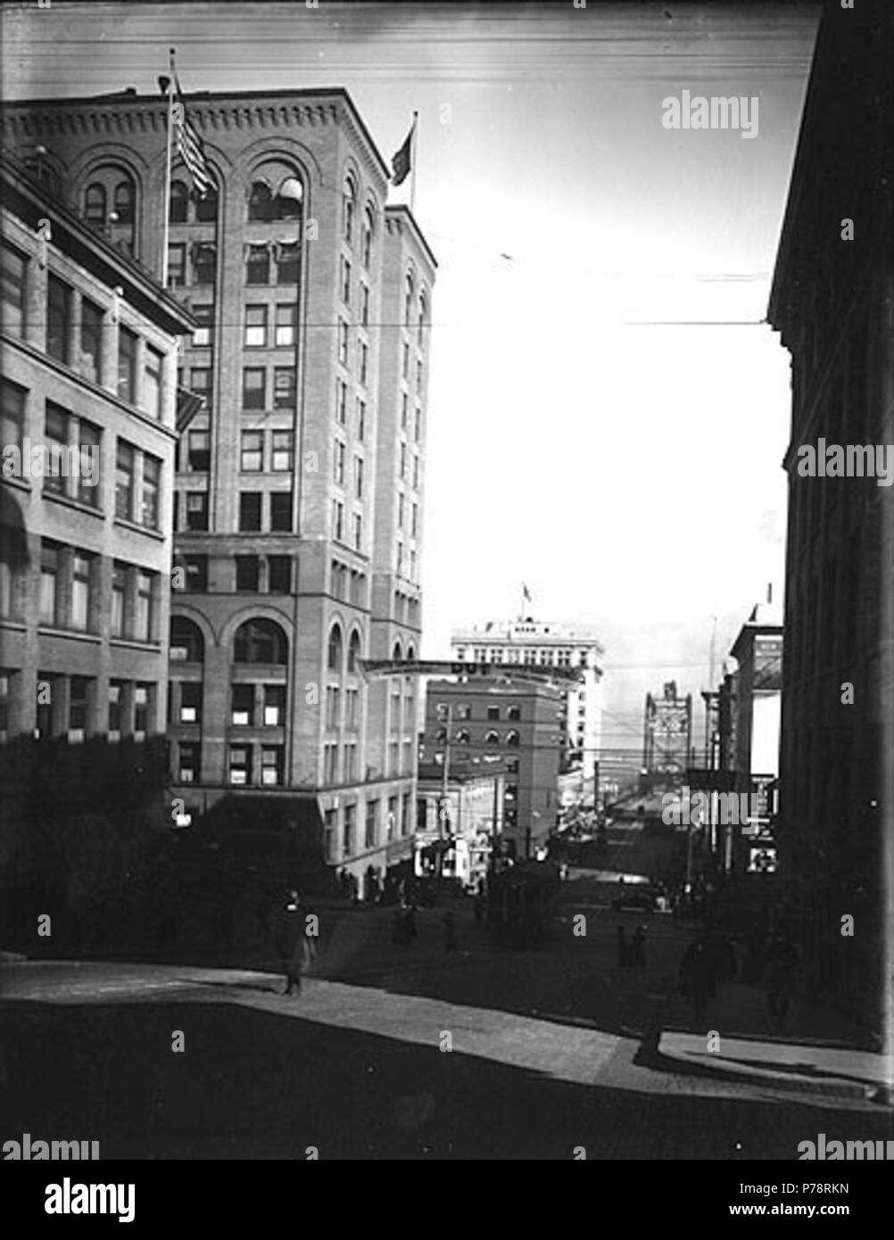 . Inglese: Xi San verso l'Undicesima Street Bridge, Tacoma, Washington, ca. 1919. Inglese: sul manicotto di negativo: Tacoma. Xi San a nord da Broadway soggetti (LCTGM): strade--Washington (stato)--Tacoma; ponti--Washington (stato)--Tacoma; imprese--Washington (stato)--Tacoma soggetti (LCSH): undicesima Street (Tacoma, Washington); undicesimo Street Bridge (Tacoma, Washington); Tacoma (Washington)--edifici, strutture, ecc. . Circa 1919 1 11th St verso la undicesima Street Bridge, Tacoma, Washington, ca 1919 bar (102) Foto Stock
