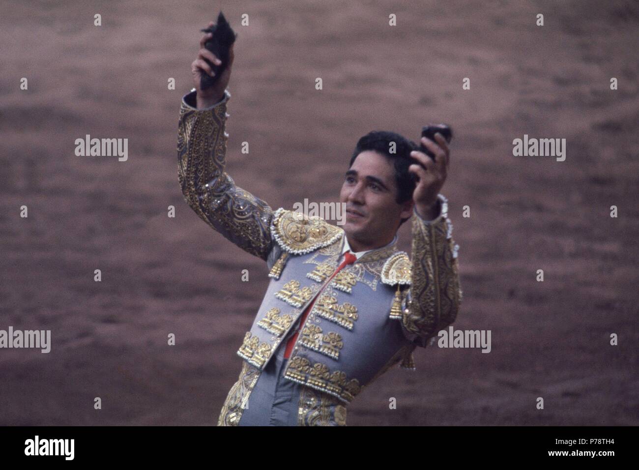 CAMINO , PACO MATADOR DE TOROS ESPAÑOL . CAMAS - 1941 VUELTA AL RUEDO CON 2 TROFEOS;. Foto Stock