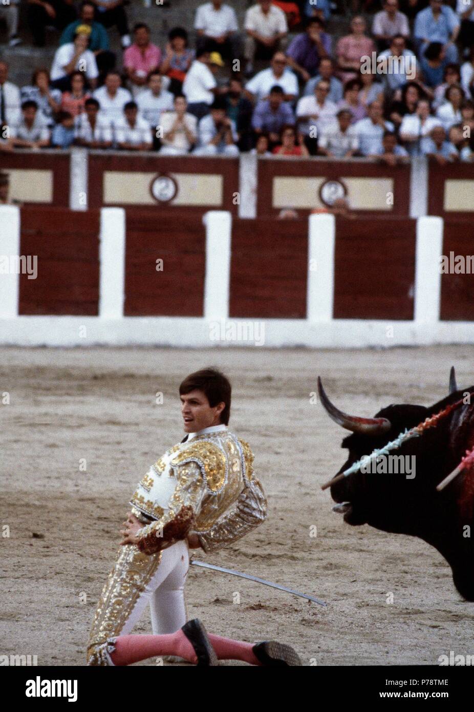 ESPARTACO JUAN ANTONIO RUIZ MATADOR DE TOROS ESPAÑOL . ESPARTINAS 1962 - año 1988 DESPLANTE DE RODILLAS;. Foto Stock