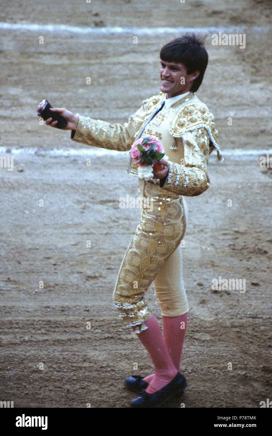 ESPARTACO JUAN ANTONIO RUIZ MATADOR DE TOROS ESPAÑOL . ESPARTINAS 1962 - año 1988 VUELTA AL RUEDO CON DOS OREJAS en las Manos;. Foto Stock