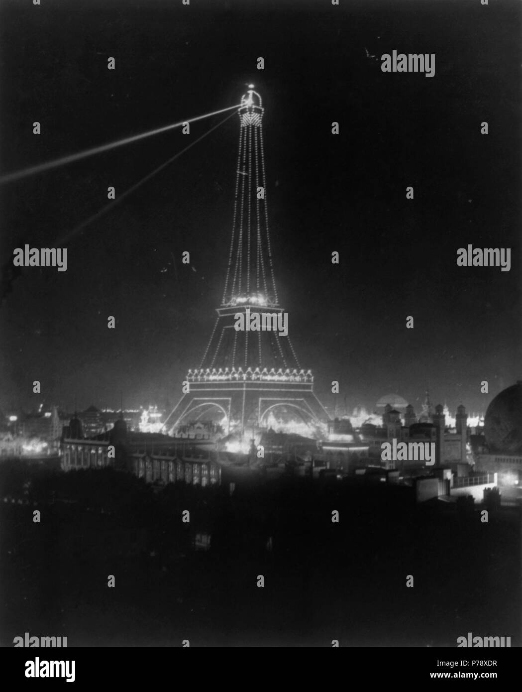 Inglese: la Torre Eiffel di notte durante il 1900 Exposition. 1900 18 Torre Eiffel di notte cph 3b24446 Foto Stock