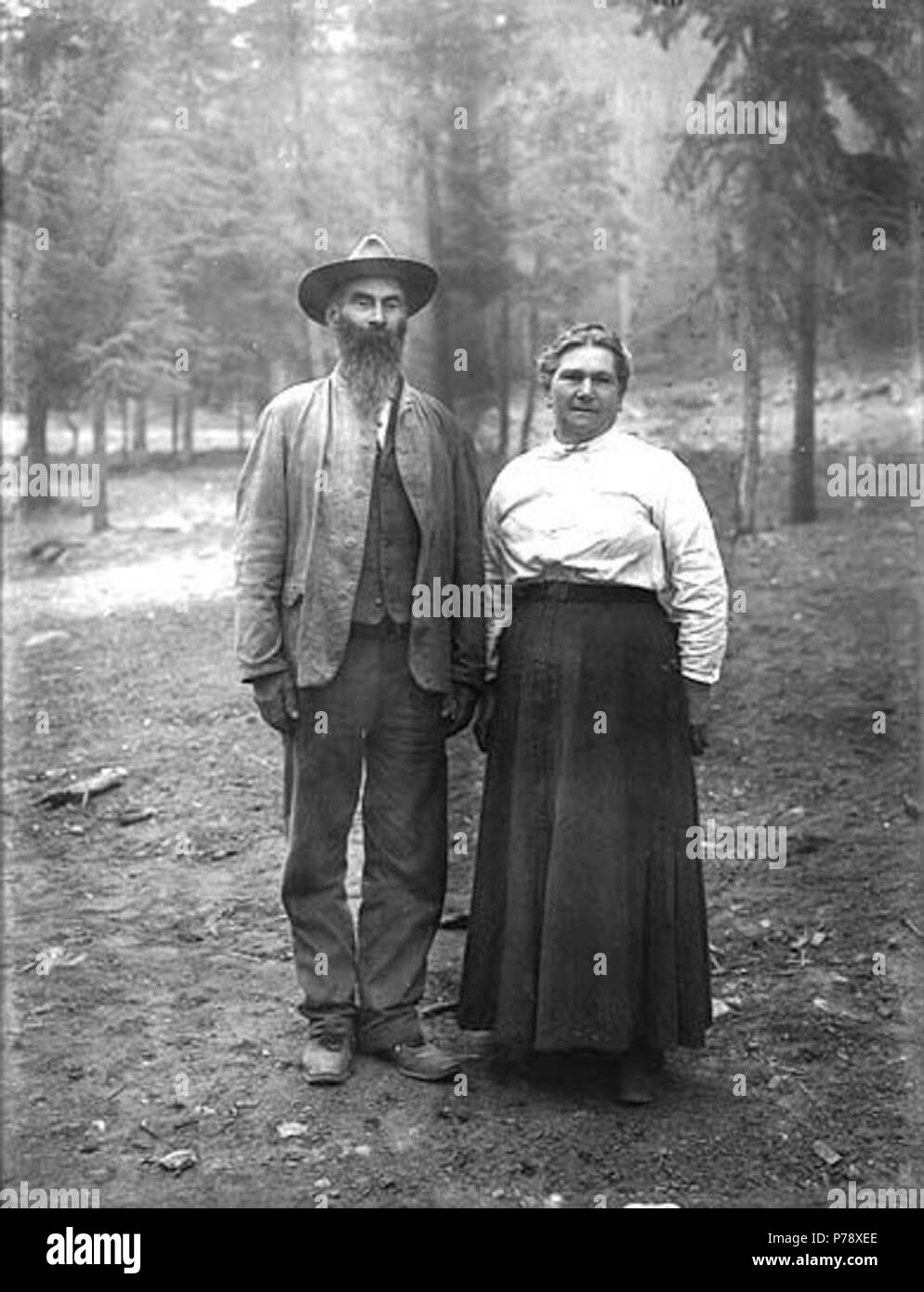 . Inglese: Elcaine Longmire e sua moglie Martha Ann, Longmire molle, il Parco Nazionale del Monte Rainier, Washington, ca. 1907. Inglese: sul manicotto di negativo: Longmire. Ritratto di Elcaine Longmire e la moglie di soggetti (LCTGM): ritratti di gruppo soggetti (LCSH): Longmire, Elcaine; Longmire, Martha Ann; Longmire (Washington); Mount Rainier National Park (Washington) . circa 1907 19 Elcaine Longmire e sua moglie Martha Ann, Longmire molle, il Parco Nazionale del Monte Rainier, Washington, ca 1907 (barra 31) Foto Stock