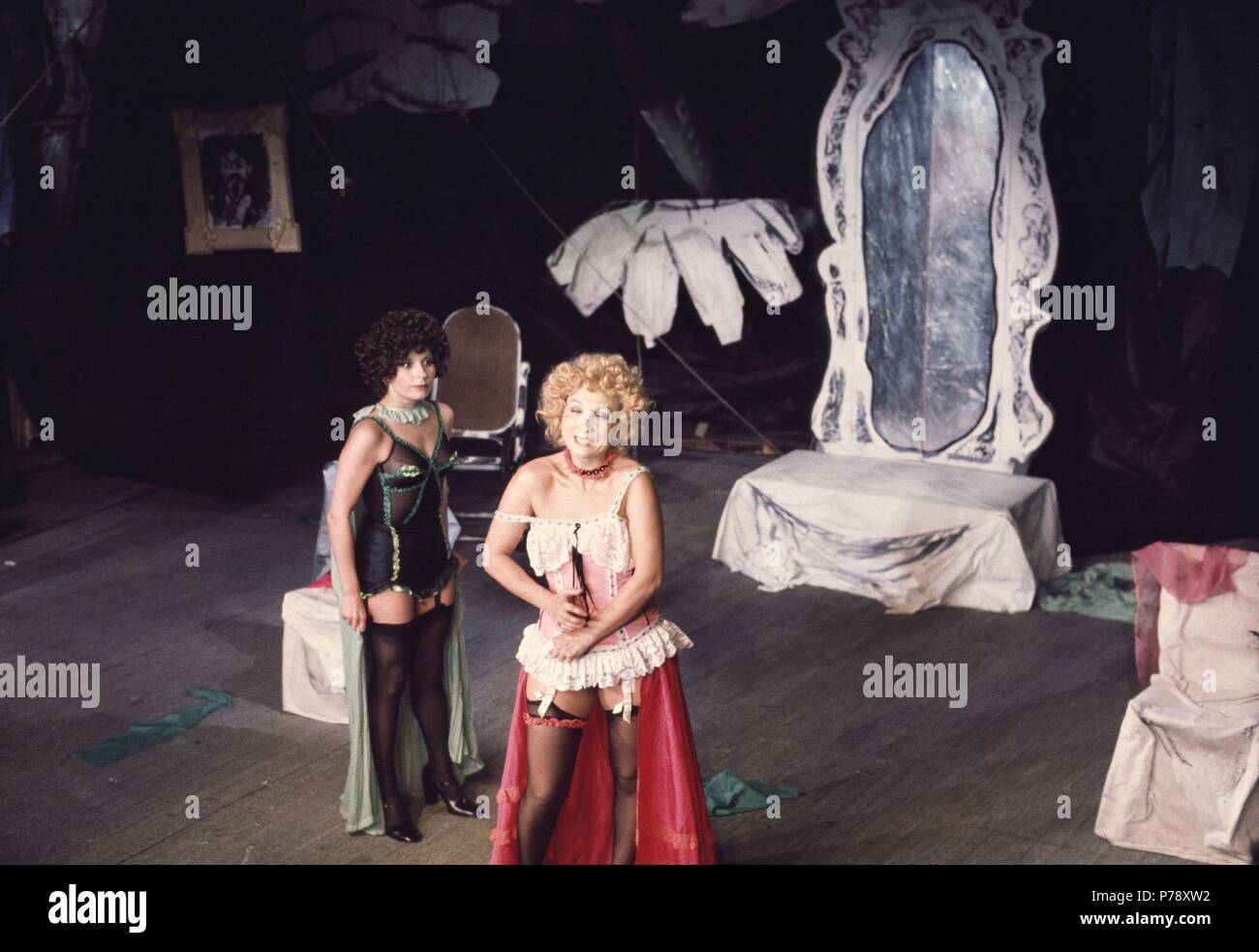 MARTINEZ MEDIERO , MANUEL ESCRITOR ESPAÑOL . BADAJOZ 1938 - Teatro' LAS HERMANAS DE BUFALO BILL ' REPRESENTACION TEATRAL EN MADRID. Foto Stock