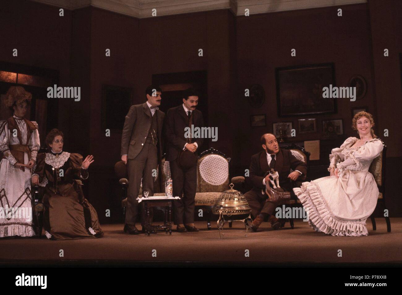 MIHURA , MIGUEL ESCRITOR ESPAÑOL . MADRID 1905 - 1972 TEATRO." sublime decisione ' REPRESENTACION TEATRAL EN MADRID DIRECCIÓN , Angel Garcia Moreno ACTRIZ , VERONICA FORQUE. Foto Stock