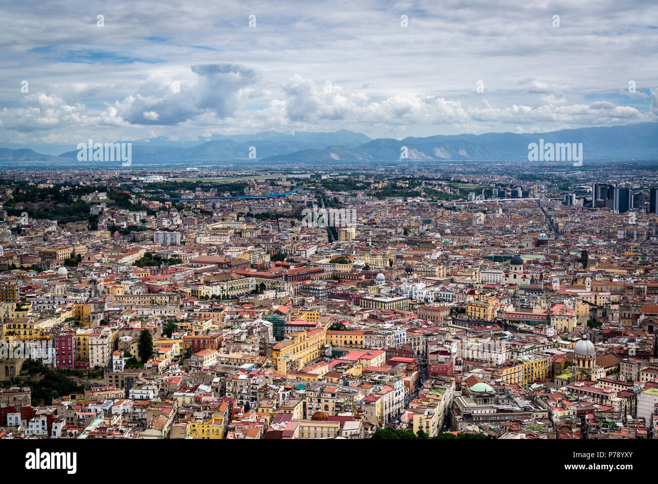 Paesaggio urbano da Castel Sant'Elmo, fortezza medioevale, Napoli, Italia Foto Stock