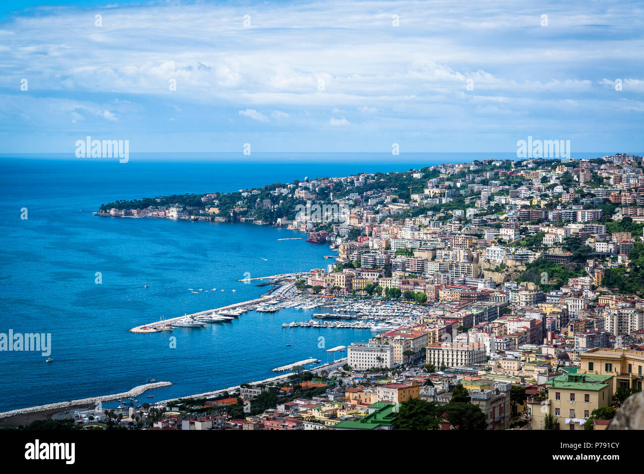 La città e la baia di Napoli da Castel Sant'Elmo, fortezza medioevale, Napoli, Italia Foto Stock