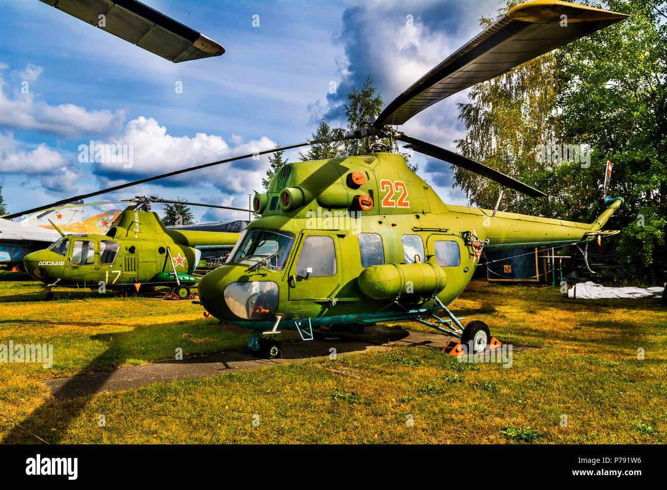 In primo piano l'aviosuperficie il multi-purpose Mi-2 elicottero e dietro di lui la luce shock Mi-1MU elicottero Foto Stock