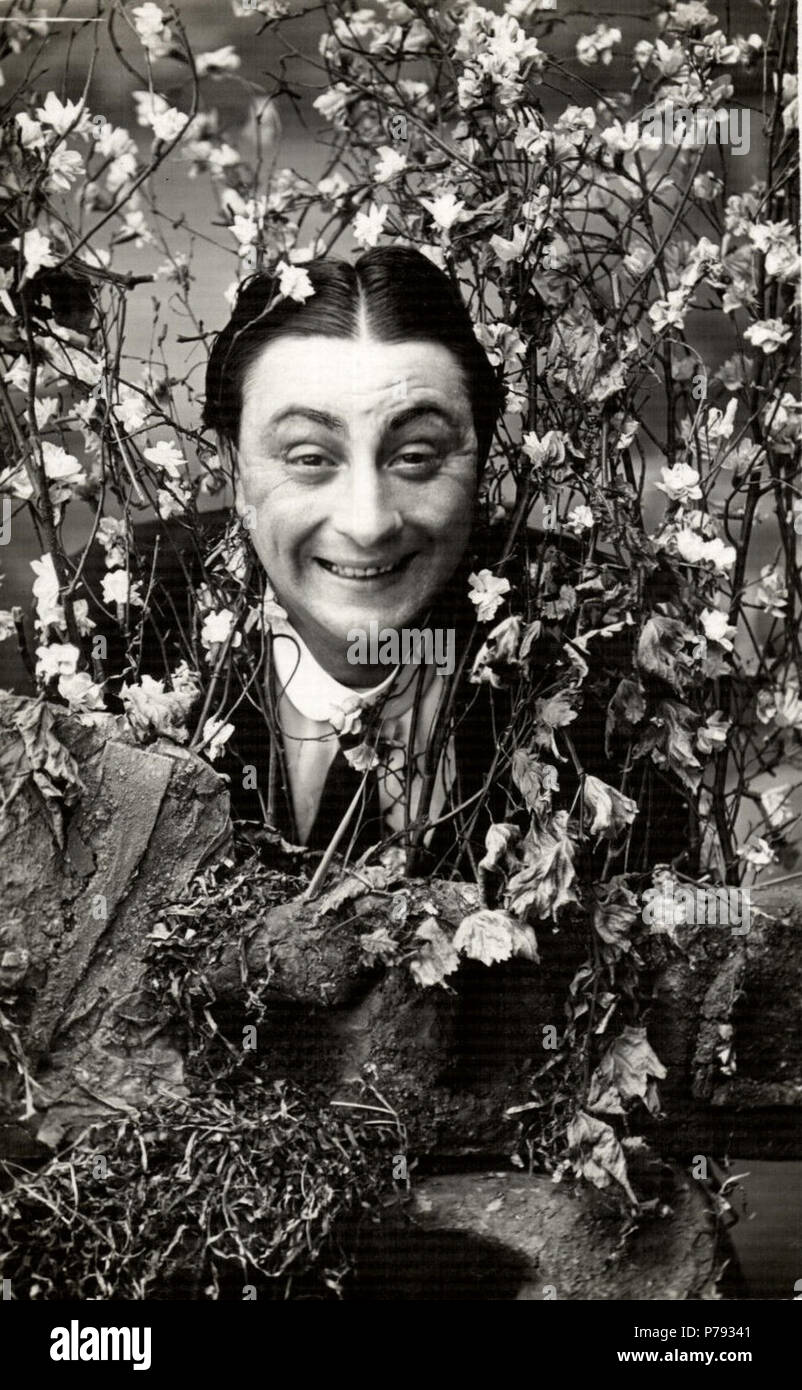 Cartolina da Federico Christian Palmer di Torre Studios, Herne Bay, Kent, Inghilterra. Mostra Rex Kempton del Jollity ragazzi che hanno eseguito a Herne Bay tra il 1910 e il 1914. Una più precisa la data per questa foto potrebbe essere 1912. Kempton anche giocato Abanazar in una produzione di Aladdin a Sua Maestà's Theatre, Aberdeen, nel dicembre 1915 (fonte: Aberdeen durante la Grande Guerra (2016) pagg.62,63, da Derek Tait) . tra il 1910 e il 1914 49 Rex Kempton Jollity Boys Herne Bay Foto Stock