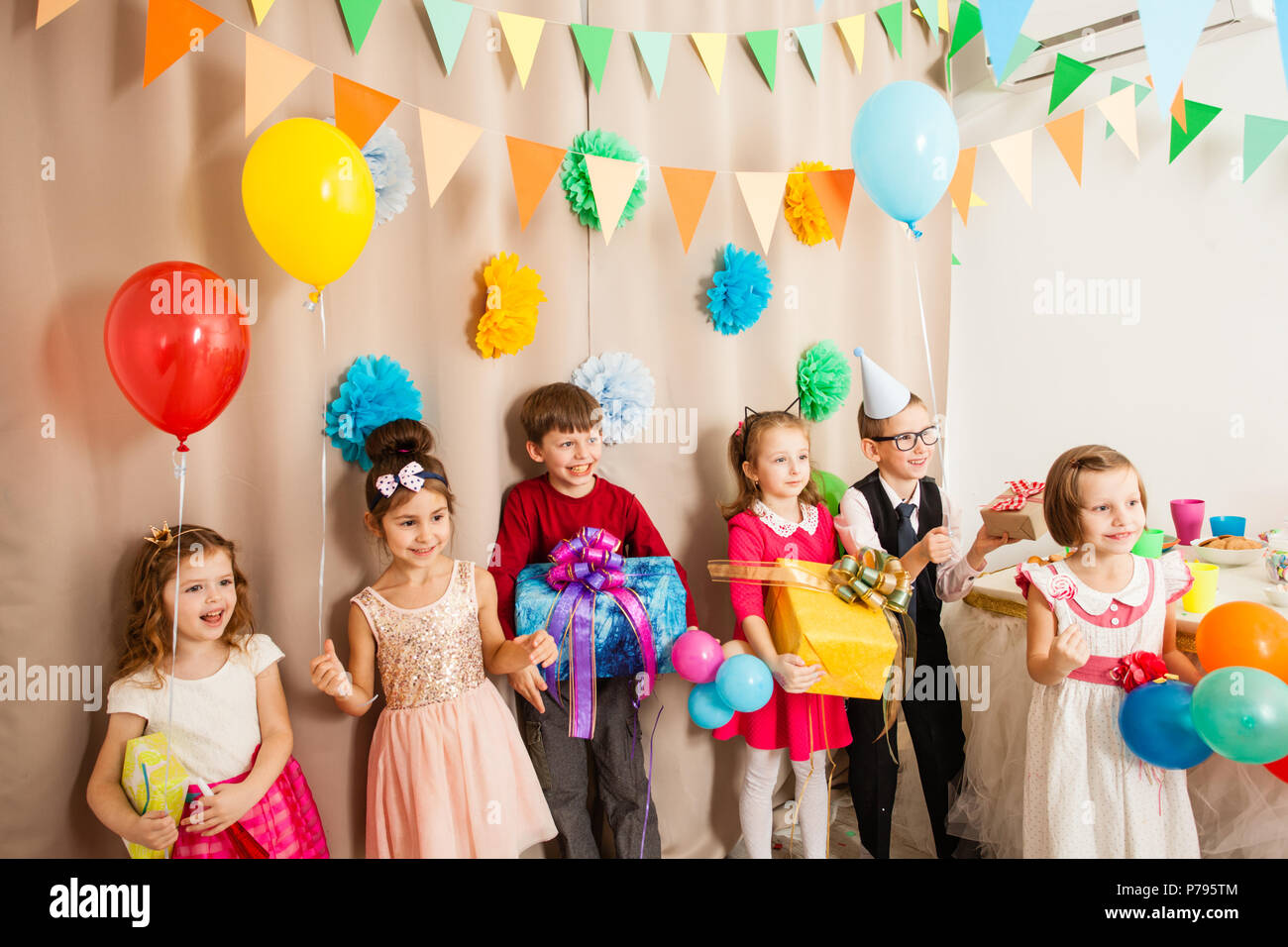 I bambini sono felici di essere in b-giorni di festa Foto Stock