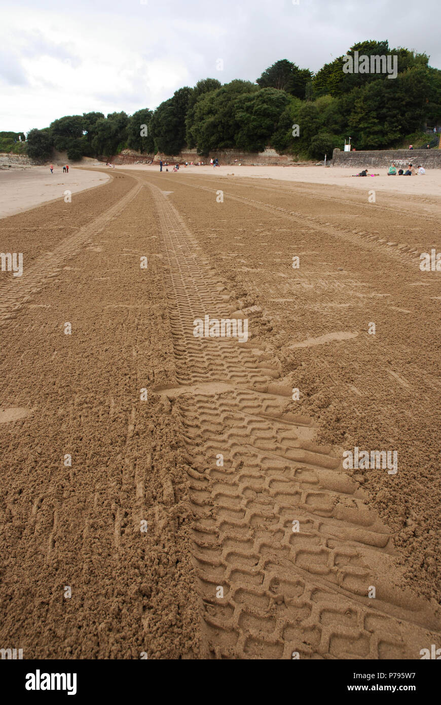 Tracce di pneumatici nella sabbia dopo un trattore ha pulito alla spiaggia a Barry Island, Galles del Sud Foto Stock