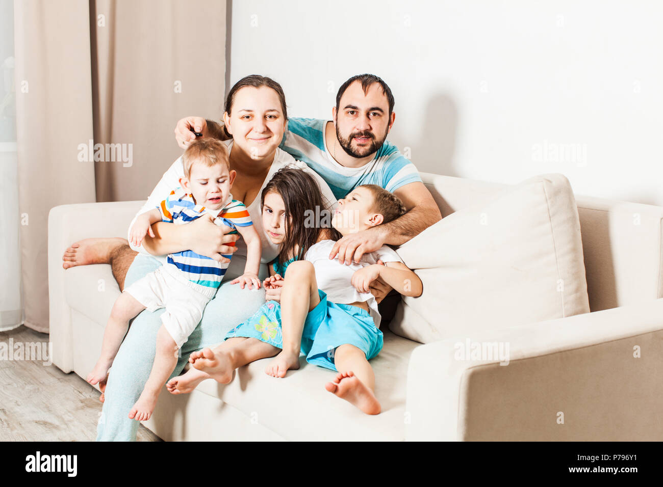 Coppia di coniugi con figli a casa Foto stock - Alamy