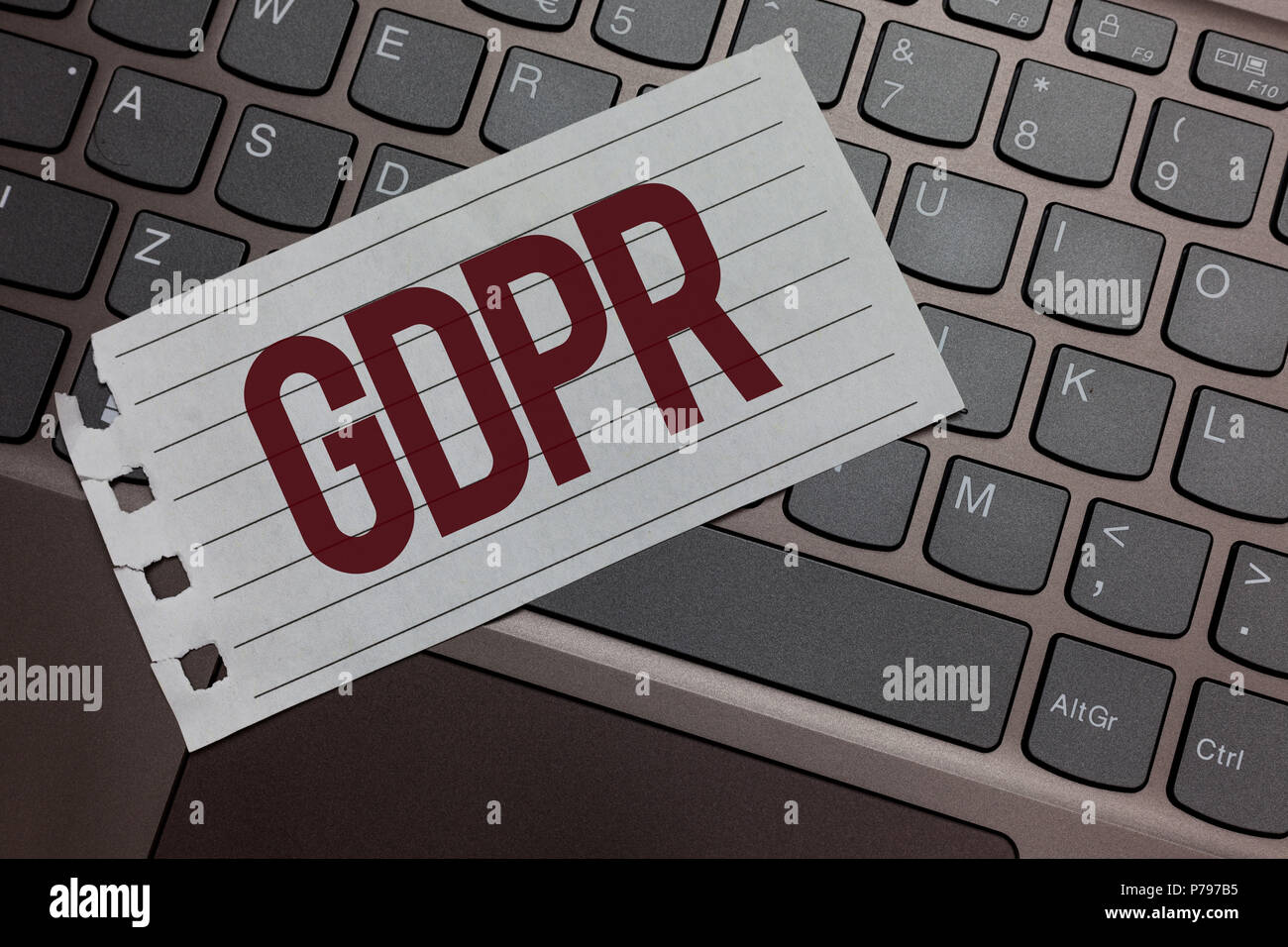 La scrittura della nota mostra il PILR. Business photo presentazione generale della protezione dei dati il Regolamento privacy leggi UE conformità tastiera color grigio tasti della carta lap Foto Stock