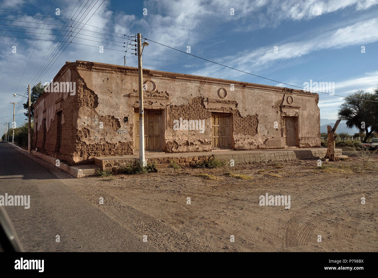 Vinchina, La Rioja, Argentina - 2018: Vista di tipiche case di adobe sul comune strada principale. La maggior parte delle case in questa regione arida sono fatte di adobe. Foto Stock