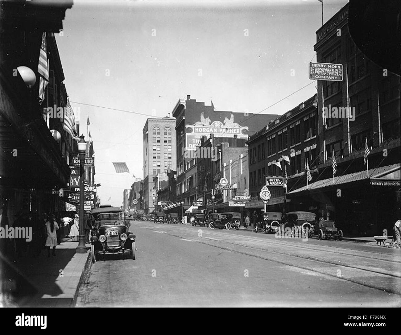 . Inglese: Broadway dal XIII SAN, Tacoma, Washington, ca. 1919. Inglese: mostra la Allington Hotel (1125 1/2 Broadway), Hotel Lansing (1137 1/2 Broadway), e il Teatro di Apollo (1131 Broadway) a destra . Sul manicotto del negativo: Tacoma. Broadway N dal XIII San soggetti (LCTGM): strade--Washington (stato)--Tacoma; automobili--Washington (stato)--Tacoma; Hotel--Washington (stato)--Tacoma; teatri--Washington (stato)--Tacoma; negozi di ferramenta--Washington (stato)--Tacoma; Street i binari della ferrovia--Washington (stato)--Tacoma; Orologi & orologi; imprese--Washington (stato)--Tacoma Foto Stock