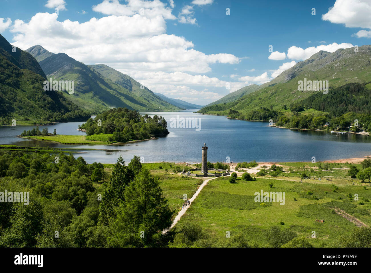 Il monumento di Glenfinnan a capo di Loch Shiel, Glenfinnan, Lochaber, Scozia. Foto Stock