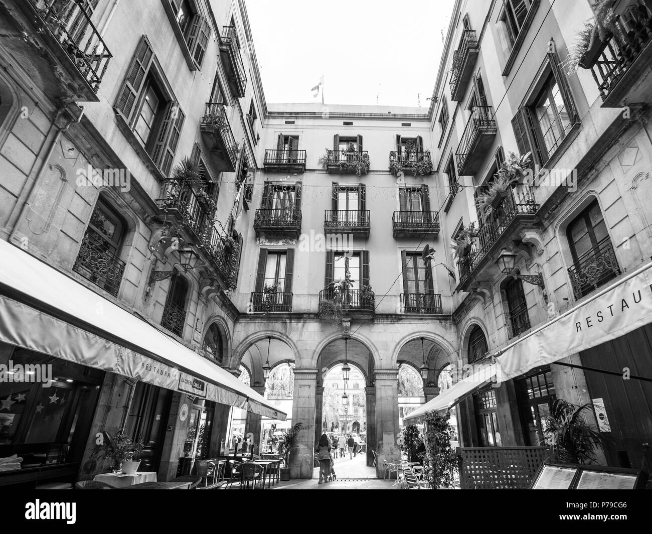 Barcellona, Spagna - 10 dicembre 2017: vista del piccolo Passatge Madoz nel cuore del centro cittadino di Barcellona Foto Stock