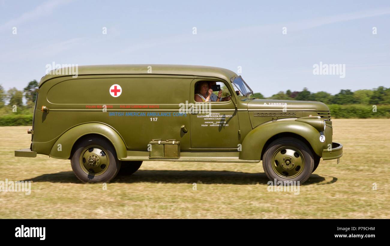 Guerra Mondiale 2 Chevrolet ambulanza a Shuttleworth veicolo militare parade il primo luglio 2018 Foto Stock